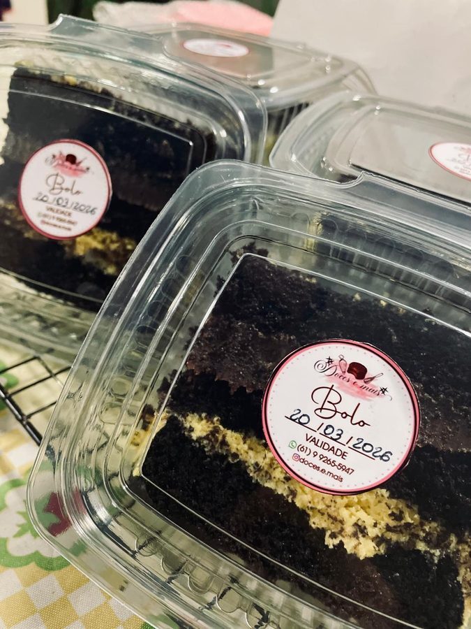 Fatia de bolo de chocolate com brigadeiro de maracujá